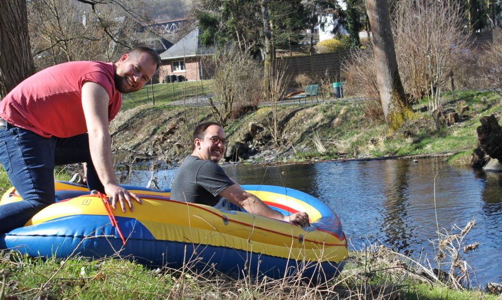 Die Dekanatsjugendreferenten Emil Huck (links) und Marco Herrlich wollen im Sommer mit der Evangelischen Jugend (unter anderem) in See stechen. Hier ben sie schon mal am Westerburger Schafbach. Foto: Sabine Hammann-Gonschorek