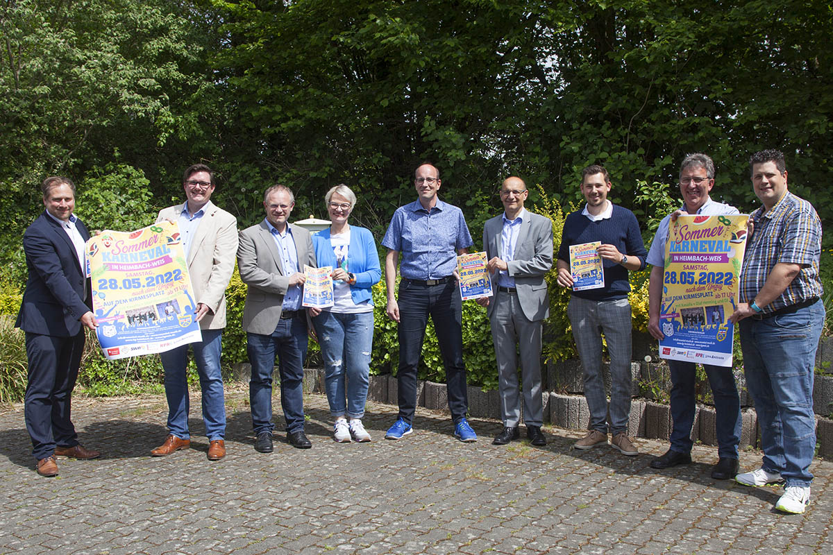 Sie prsentierten das Programm. Von links: die KG-Prsidenten Michael Kley, Michael Bleidt, Neuwieds Oberbrgermeister Jan Einig, Prinzessin Simone, Prinz Thorsten I. und die Sponsoren der Veranstaltung. Foto: Wolfgang Tischler