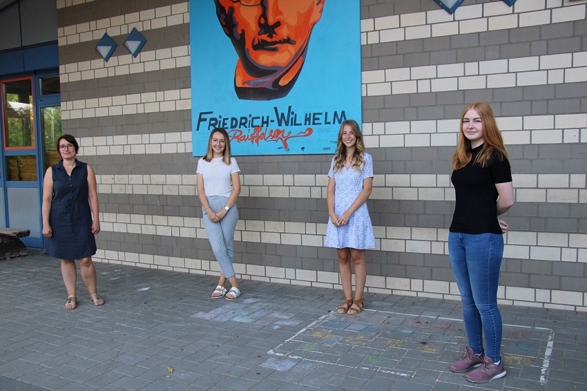 Sie zogen ein zufriedenes Fazit der ersten Sommerschule in der Verbandsgemeinde Hamm (von links): Tanja Dridiger (VG-Verwaltung), Isabel Mannz (Studentin, Pracht-Niederhausen), Johanna Klein (Studentin, Birken-Honigsessen) und Laura Schumacher (Oberstufenschlerin,
Breitscheidt). (Foto: VG Hamm (Sieg))