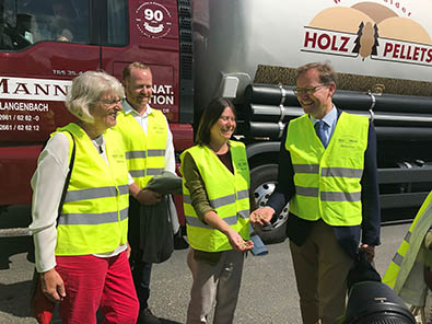 Besuch von Ministerin Hfken bei den Westerwlder Holzpellets, von links: Gabi Weber MdB, Lars Schmidt DeSH, Ministerin Ulrike Hfken, Markus Mann, Westerwlder Holzpellets. Foto: DeHS 