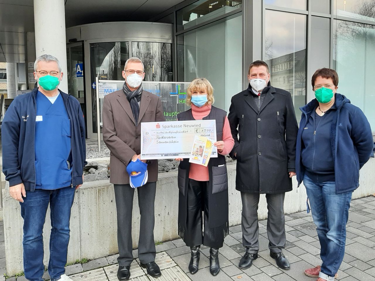 Spende fr den Frderverein Von links: Doktor Michael Ehlen, Chefarzt der Kinderklinik, Spendengeber Michael Schaab-Reinhardt, Ulrike Brder-Sauerbrei, Vorstandsmitglied von Sonnenschein, Dr. Marc Bohr, Vorsitzender des Frdervereins, und Elisabeth Paffhausen, ebenfalls Vorstandsmitglied. Foto: privat