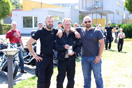 Die Teilnehmer 2018 zu Besuch an der DRK-Kinderklinik Siegen, von links Oberstleutnant Michael Zacher (Sanittsdienst der Bundeswehr), Arnd Dickel (DRK-Kinderklinik Siegen), Antony Kister (Reservist und Sponsor) (Foto: DRK-Kinderklinik Siegen)