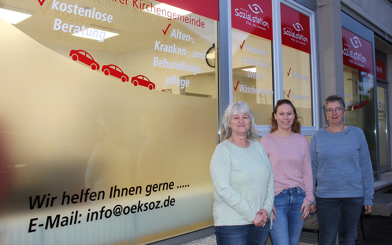 Am neuen Standort der kumenischen Sozialstation Betzdorf/Kirchen freut sich das Mudersbacher Team um Pflegedienstleiterin Claudia Bumer (links) auf Patienten und Angehrige. (Foto: kumenische Sozialstation)