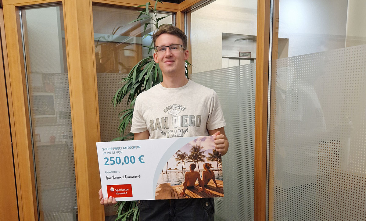 Dominik Krumscheid aus Neuwied freut sich ber den Zuschuss zu seiner nchsten Traumreise. (Foto: Sparkasse Neuwied)