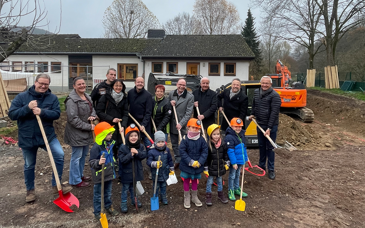 Vertreter des Landkreises, Kommune und unter anderem der Kita freuen sich mit den Kindern ber den Beginn der Bauarbeiten. (Foto: Ortsgemeinde)