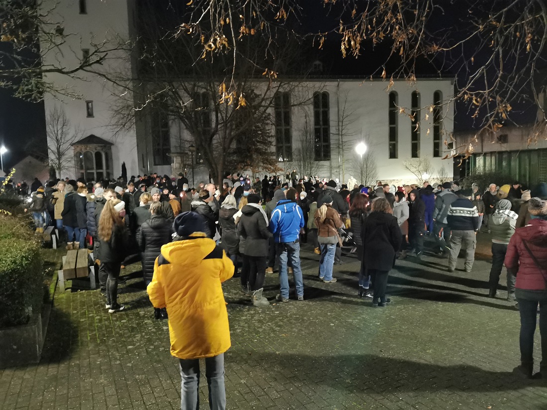 Am 20. Dezember hatten sich in Altenkirchen Menschen erstmals zu einem gemeinsamen "Spaziergang" versammelt, um gegen eine Impfpflicht zu demonstrieren. (Archiv-Foto: Elke Stockhausen)