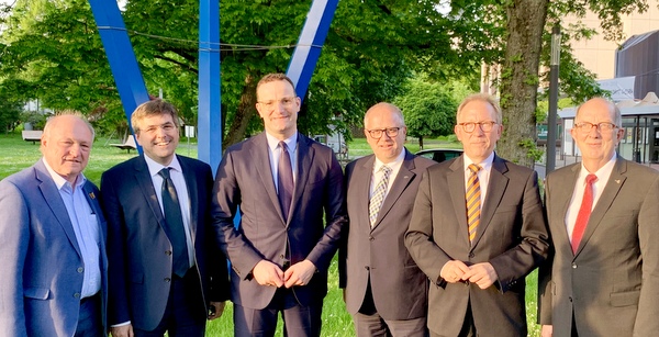 Eine CDU-Delegation aus dem Kreis Altenkirchen traf den Minister: (von links) Landrat Michael Lieber, Kreistagsmitglied Dr. Josef Rosenbauer, Gesundheitsminister Jens Spahn, Landratskanddiat Dr. Peter Enders, MdL, Erwin Rddel, MdB, und Michael Wschenbach,MdL. (Foto: CDU) 