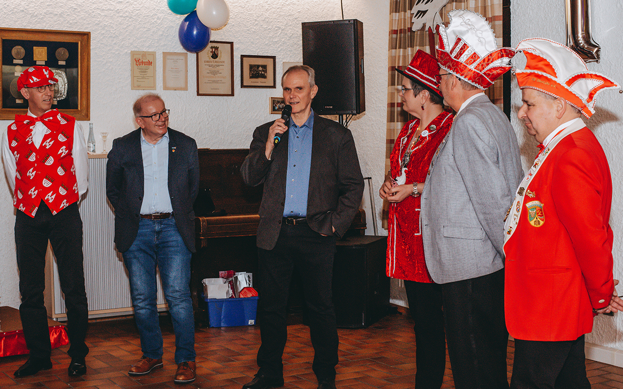 Glckwnsche zum zehnjhrigen Bestehen der Dorfgemeinschaft berbrachten die Ehrengste. (Fotos: Merle Wolfshohl)