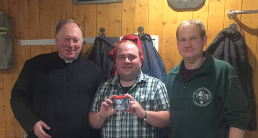 Die Spardose in den Hnden von Maik Schwenk (Mitte) ist bestimmt fr das Ferienlager Birken-Honigsessen, mit dabei Brudermeister Florian Jung (rechts) und Prses Pfarrer Martin Krten. (Foto: Verein)