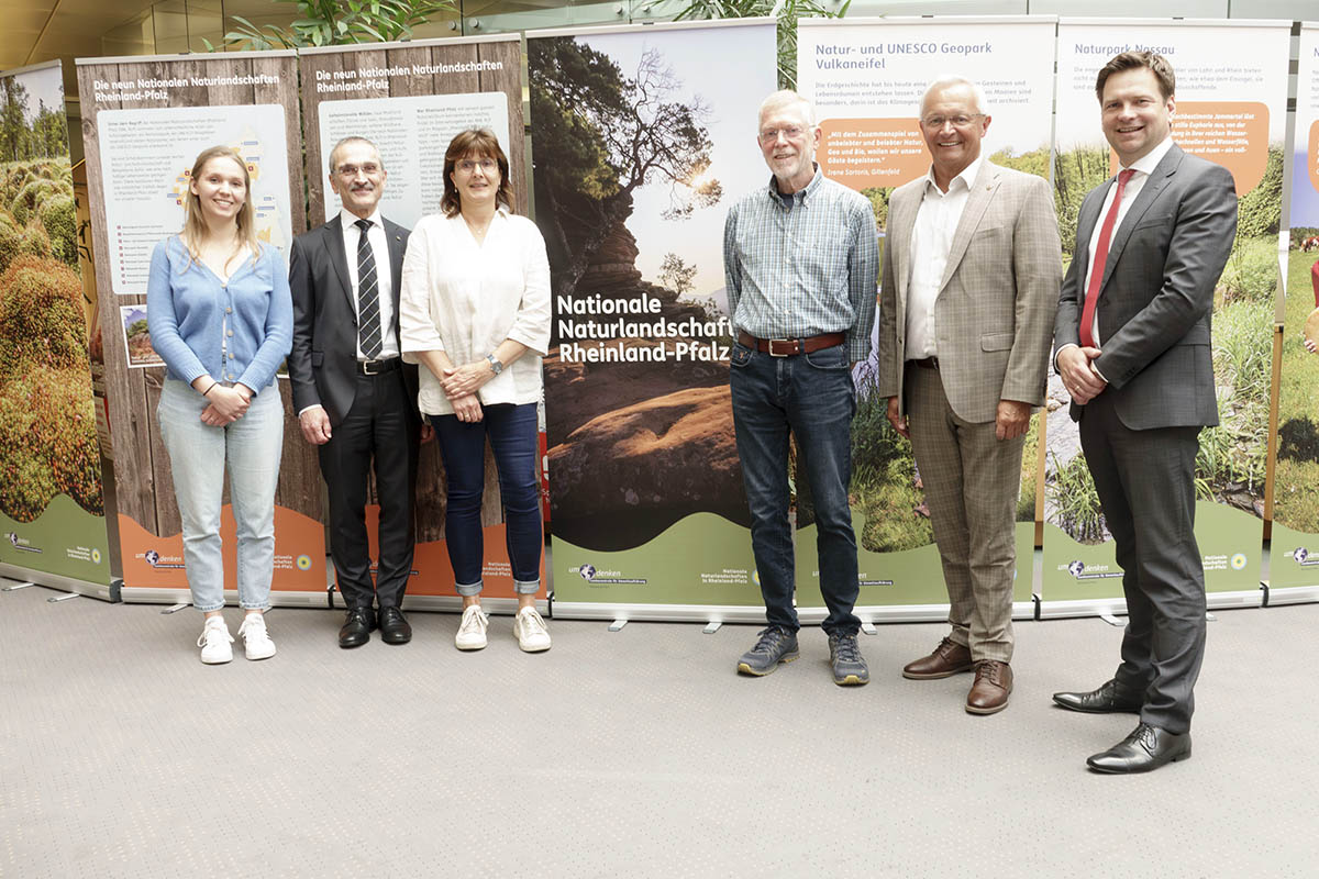 Von links: Manon Wetzel - Naturpark, Dr. Hermann-Josef Richard - Sparkasse Neuwied, Irmgard Schrer - Naturpark, Bernhard Bumer - ARGE Leutesdorf, Landrat Achim Hallerbach - 2. Vorsitzender des Naturparks, Marc Sinkewitz - Sparkasse Neuwied. Fotos: Wolfgang Tischler