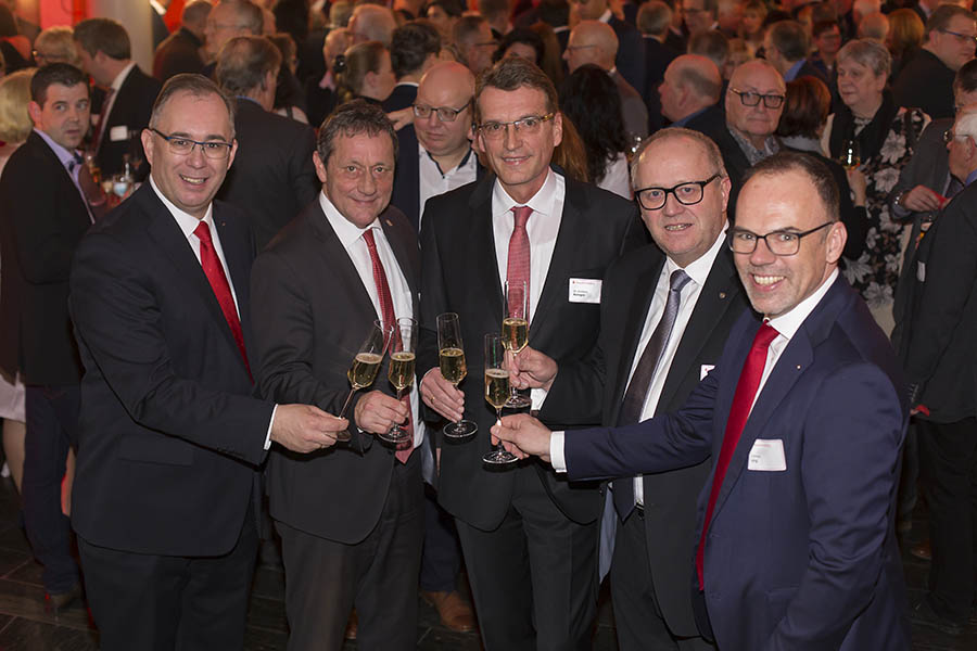 Von links: Michael Bug, Landrat Achim Schwickert, Dr. Andreas Reingen, Landrat Dr. Peter Enders und Andreas Grg stoen auf das neue Jahr an. Fotos: Wolfgang Tischler
Video: RS-Media