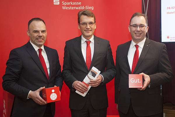 Andreas Grg, Dr. Andreas Reingen und Michael Bug prsentieren die Zahlen der Sparkasse Westerwald-Sieg des Jahres 2016. Foto: Helmi Tischler-Venter