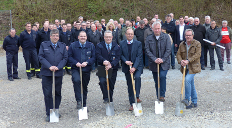 Spatenstich in Harbach, VG-Wehrleiter Ralf Rtter, Vorsitzender Frderverein der FW Harbach, Thorsten Schneider, Wehrfhrer Harbach Rudolf Jung, Brgermeister Jens Sttzel, Ortsbrgermeister Andreas Buttgereit und Architekt Oliver Schmidt (von links). Foto: Verwaltung