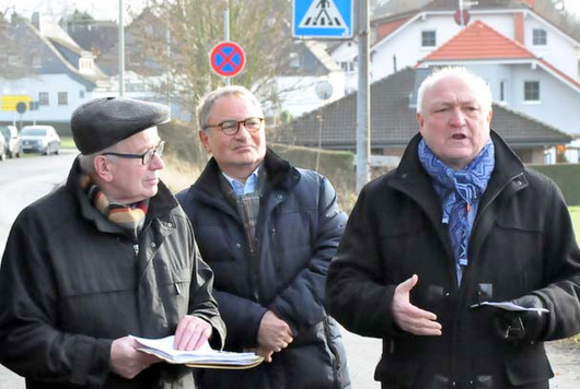 Rolf Schmidt-Markoski, Erster Beigeordneter der Verbandsgemeinde Flammersfeld, Thomas Leue, Abteilungsleiter Bau und Umwelt der Kreisverwaltung, und Landrat Michael Lieber (von links) waren zum Spatenstich nach Horhausen gekommen. (Foto: kk)  