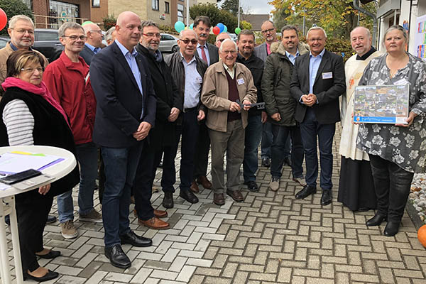 Zur feierlichen Einweihung der Kommunalen Kindertagessttte Spatzennest" hatte Ortsbrgermeister Josef Rddel (Bildmitte) viele Gste nach Windhagen eingeladen. Foto: Kreisverwaltung 