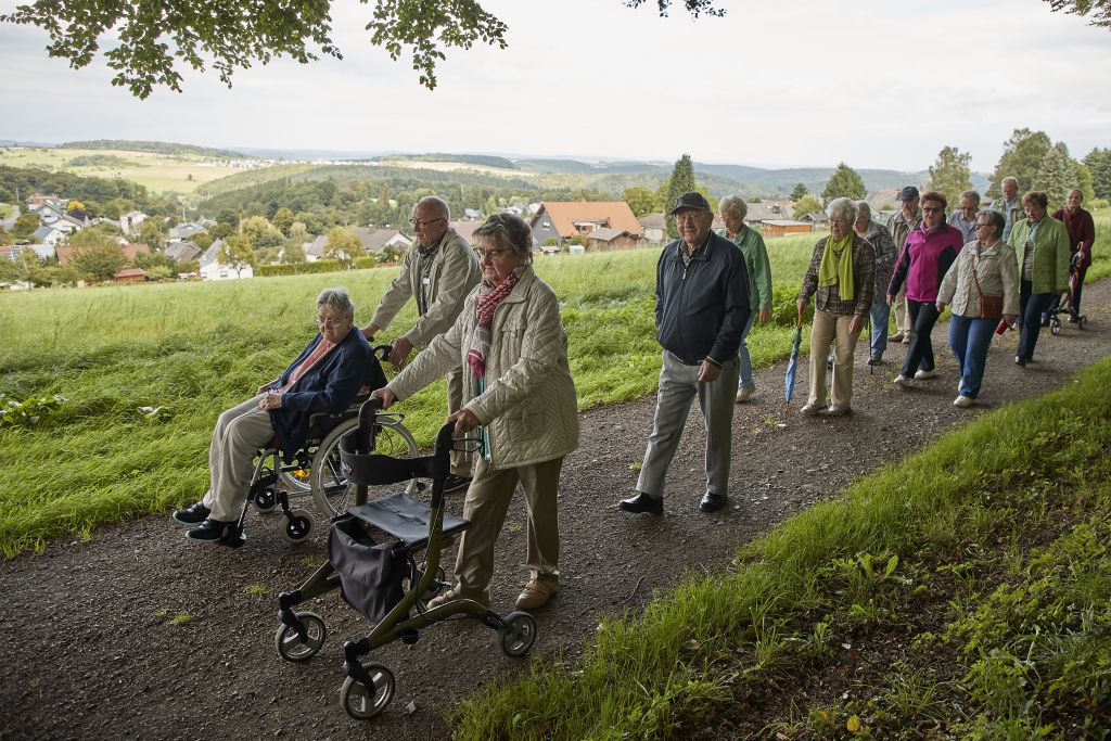 Fr Bewegung in Gruppen mit anderen Hochaltrigen zu sorgen ist eine mgliche Aufgabe der GemeindeschwesterPlus. Foto: Initiative 555 Schritte im Buchfinkenland