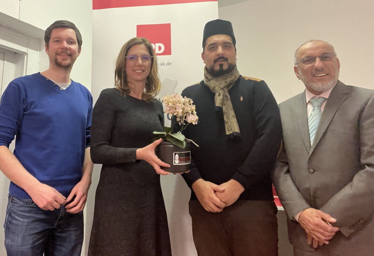 Von links: Die Kreisvorsitzenden Jan Hellinghausen und Sabine Btzing-Lichtenthler mit Imam Ansar Ahmad und Muzaffar Ahmad Khawaja. Foto: SPD-Kreisverband Altenkirchen