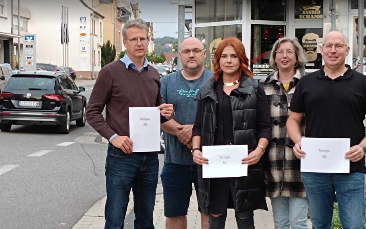 Die SPD Engers fordert Tempo 30. Von links Henning Wirges, Josef Mergheni, Silvia Janbse, Karin Junk-Mergheni und Michael Stunz (Foto: Ferhat Cato)