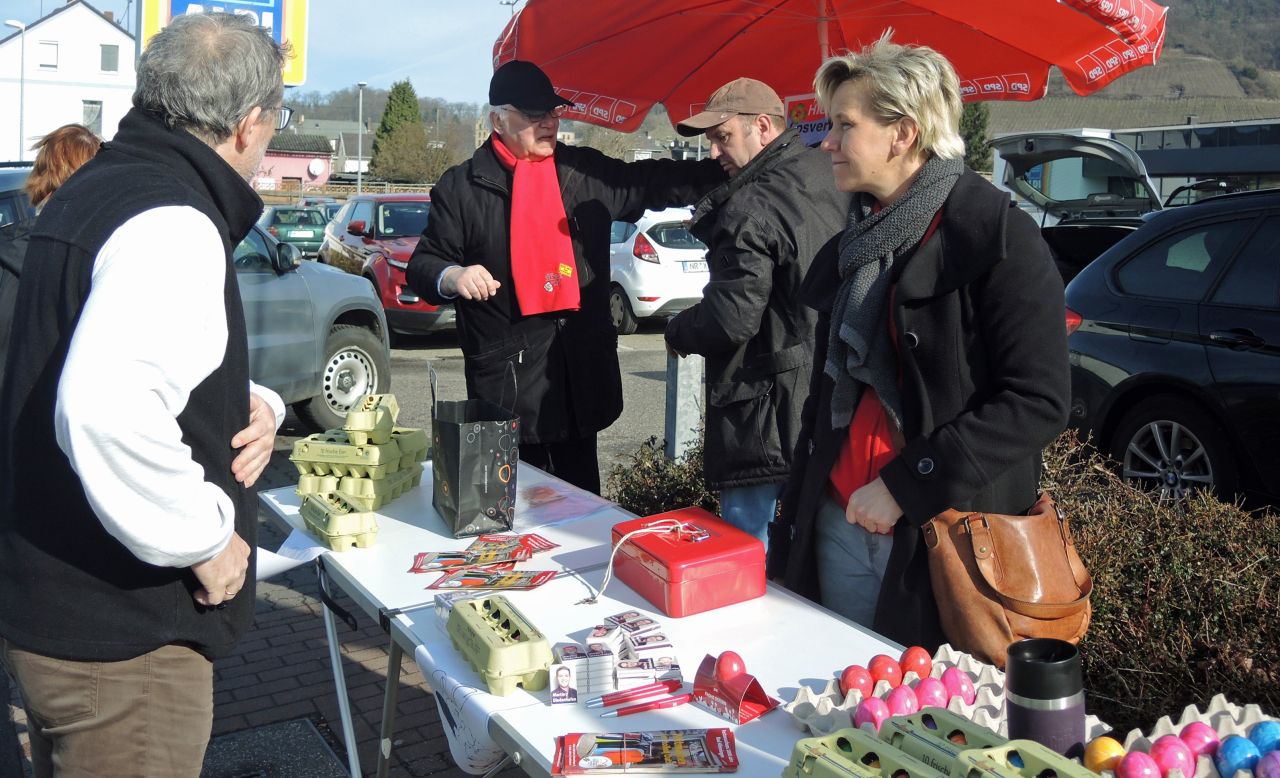 Ostereierverkauf am Stand des SPD-Ortsvereins Bad Hnningen. Foto: SPD-Ortsverein