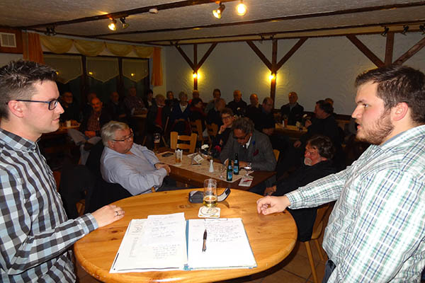 Die Nachwuchspolitiker Sebastian Stendebach (links) und David Olberts uerten sich beim Roten Talk im Grnen Baum skeptisch zum Engagement der Jugend in der Politik. Foto: SPD