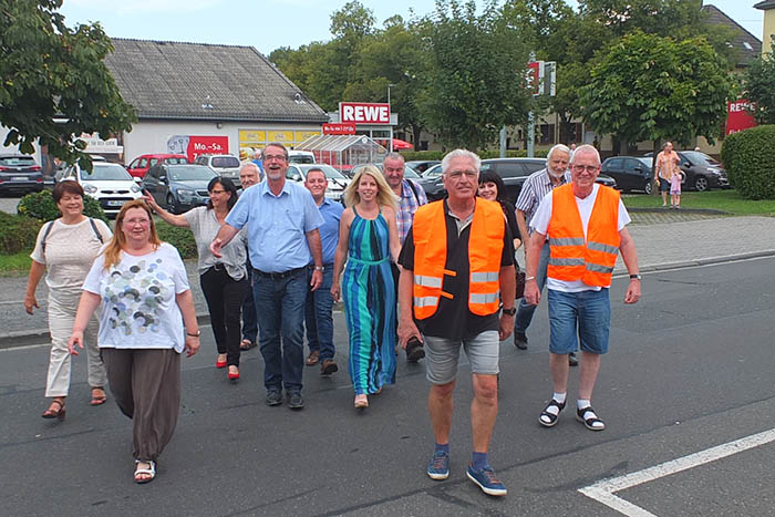 SPD-Ratsmitglieder gemeinsam mit Vertretern der SPD-Heddesdorf vor Ort am Sohler Weg. Foto: SPD