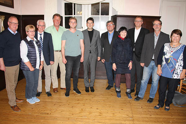 Zum Gruppenfoto stellten sich Mitglieder des Kreisausschusses mit den Kandidaten auf: von links: Fredi Winter, Iris Nengel, Volker Mendel, Horst Rasbach, Martin Diedenhofen, Michael Mang, Michael Mahlert, Petra Jonas, Rainer Kaul, Sven Lefkowitz, Hannelore Grhbhl. Foto: SPD