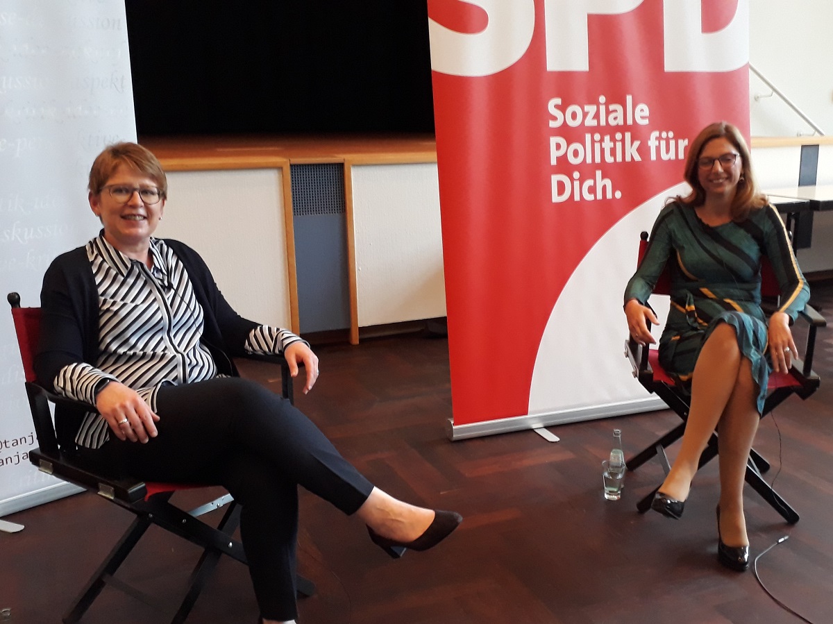 Dr. Tanja Machalet (links) im Gesprch mit Sabine Batzing-Lichtenthler. (Fotoquelle: Michael Birk)