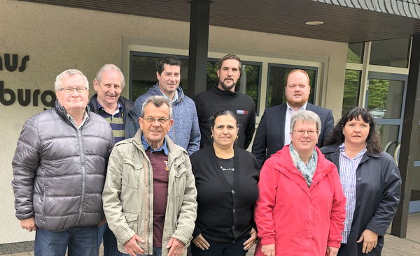 In Begleitung von Stadtbrgermeister Andreas Hundhausen (rechtes) und Freusburgs Ortsvorsteherin Sibylle Bra (2. von rechts) berzeugten sich Vertreter der SPD Kirchen von der Sanierungsbedrftigkeit des Brgerhauses in Freusburg. (Foto: SPD)