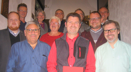 Der SPD-Kreisvorsitzende Andreas Hundhausen (ganz links) gratulierte dem neuen Vorstand um dessen Vorsitzenden Bernd Becker (rechts). Links neben ihm der Silberjubilar Burkhard Jung. (Foto: SPD Niederfischbach)