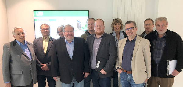 Alho-Firmengrnder Albert Holschbach (links) empfing die Gste der SPD um Landratskandidat Andreas Hundhausen (4. von rechts) in Friesenhagen-Steeg. (Foto: SPD)