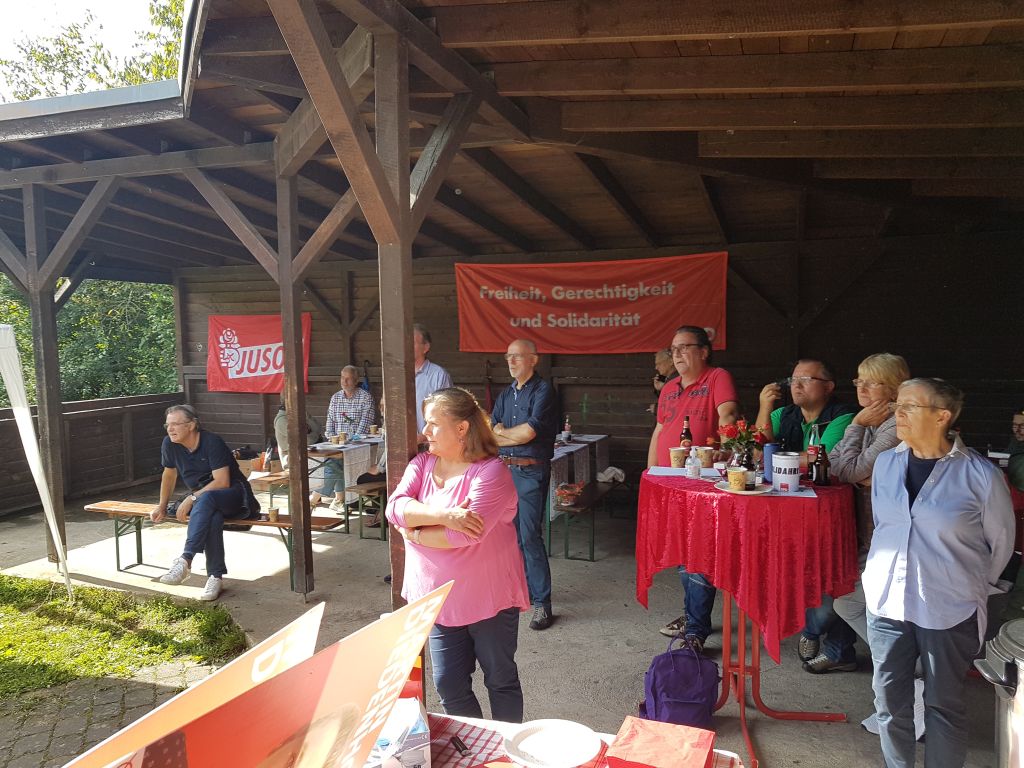 Aufmerksame Zuschauer beim Sommerfest des SPD-Ortsvereins Erpel. Bild: privat