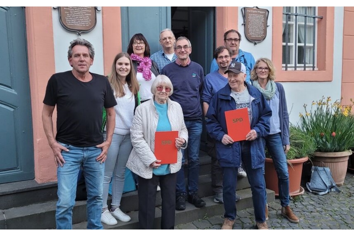 Die Jubilare mit dem SPD-Ortsverein Erpel. (Foto: privat)