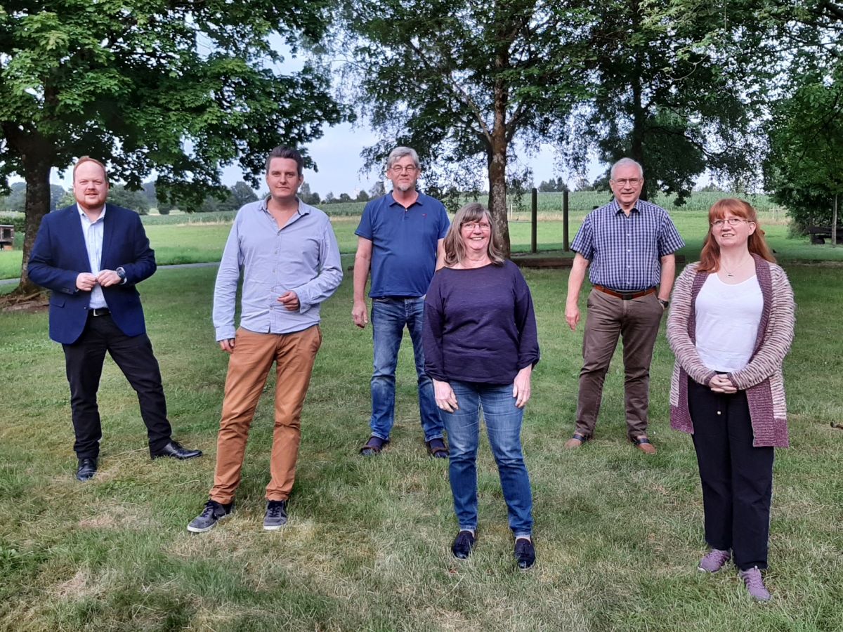 Am Rande einer Freiluftsitzung im Biergarten des Brgerhauses in Fensdorf: Andreas Hundhausen (links) war fnf Jahre Vorsitzender der SPD-Kreistagsfraktion. Sein Vorgnger Bernd Becker (3.v.l.) wurde jetzt auch zu seinem Nachfolger gewhlt. Als Stellvertreter ist Benjamin Geldsetzer (2.v.l.) neu im Fhrungsteam der Fraktion, zu dem auch Heijo Hfer (ebenfalls Vizevorsitzender, 2.v.r.) und Geschftsfhrerin Kirsten Seelbach (rechts) gehren. Anka Seelbach (3.v.r.) rckt fr Brgermeister Bernd Brato, der sein Mandat aus Gesundheitsgrnden aufgibt, in den Kreistag nach. (Foto: SPD)