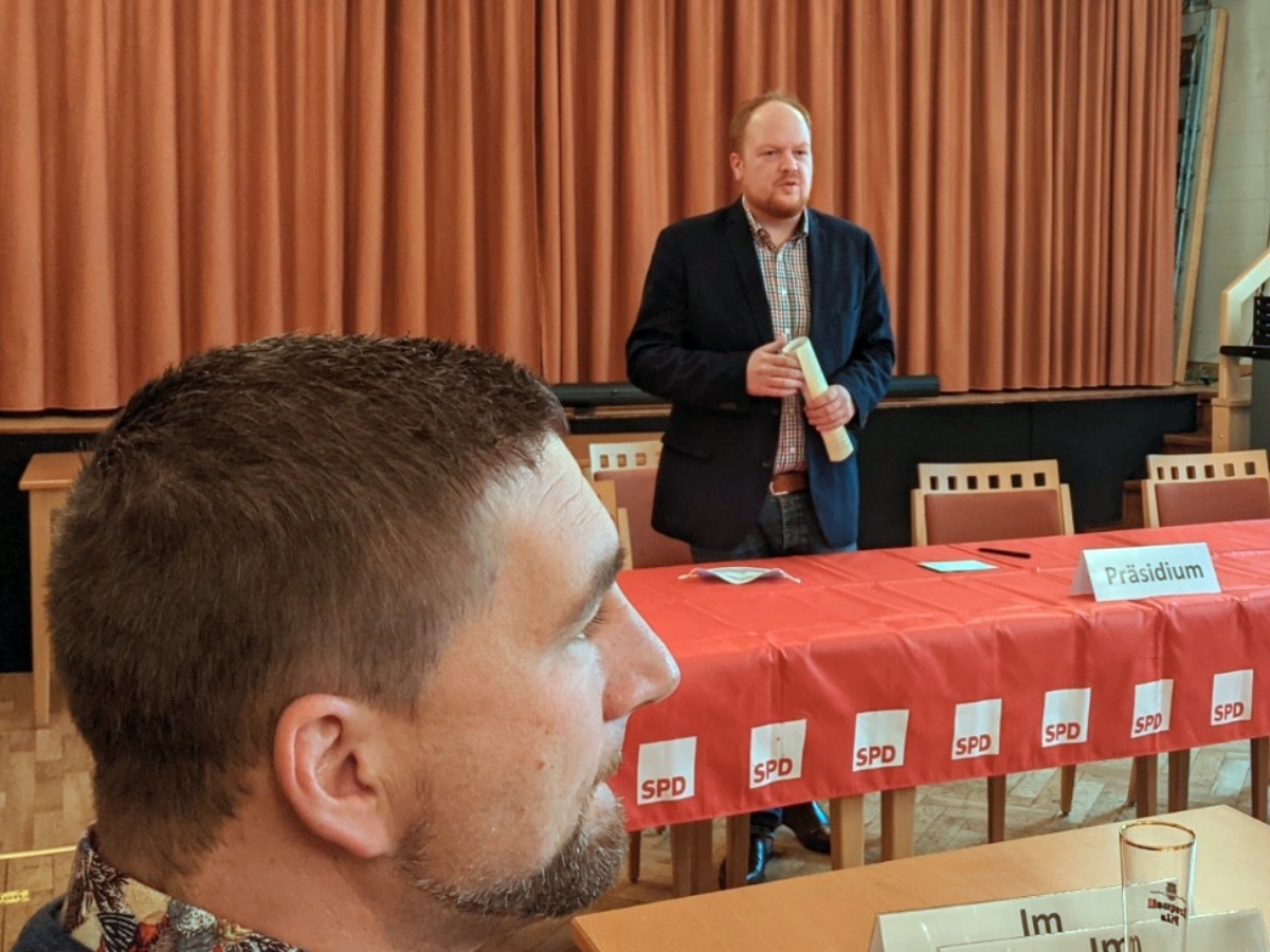 Der Altenkirchener Stadtbrgermeister Gibhardt (links) bernimmt von Andreas Hundhausen den SPD-Kreisvorsitz. (Fotos: ddp) 