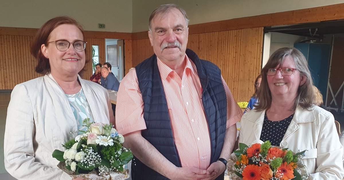 Versammlungsleiter Horst Klein berreichte der alten (rechts) und der neuen Vorsitzenden einen Blumenstrau und dankte ihnen fr ihre Arbeit. (Fotos: SPD) 
