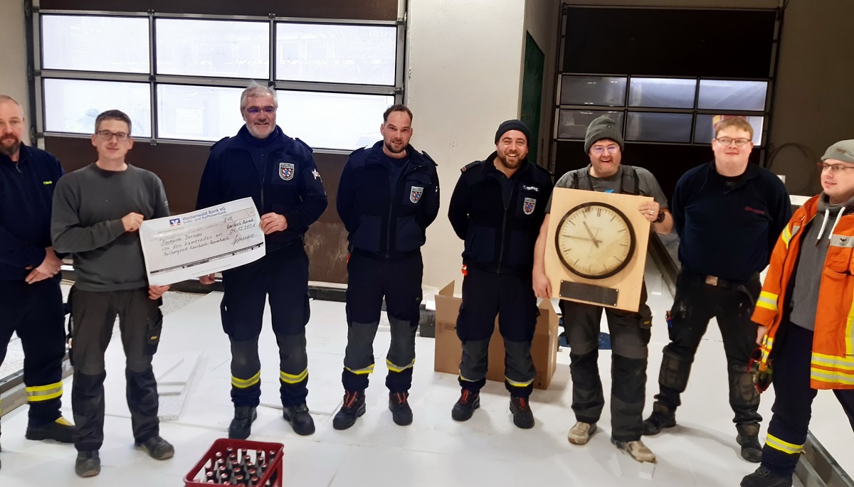 Spendenbergabe mitten in der Baustelle  Die Uhr dokumentiert, wann das Wasser fast bis zur Decke stand. (Fotoquelle: Freiwillige Feuerwehr Ransbach-Baumbach)