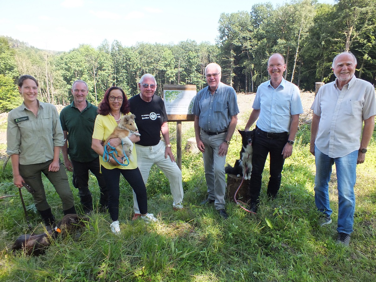 Ortstermin an der Niesmhle: (v.l.) Paula Machunze und Revierleiter Detlev Nauen vom Forstrevier, Barbara Raffauf-Weiler und Udo J. Weiler, Stadtbrgermeister Michael Thiesen, Brgermeister Thilo Becker und der Erste Beigeordnete der Stadt, Michael Stahl. (Quelle: Stadt Hhr-Grenzhausen)