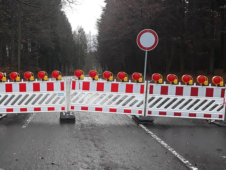 Vollsperrung in der Hauptstrae in Langenbach bei Kirburg