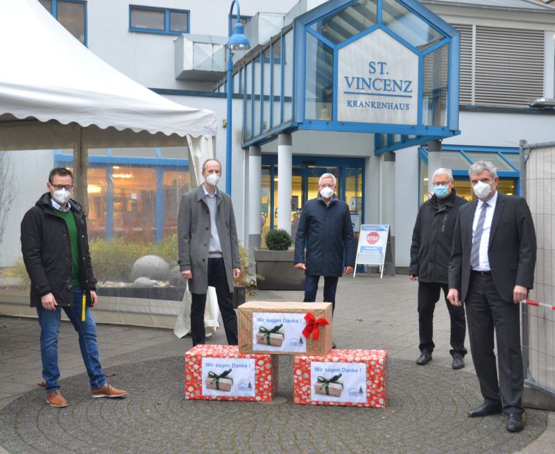 Vorweihnachtliche Bescherung unter dem Vincenz-Christbaum: V.l.n.r. Viktor Seel, Stephan Htterges, Georg Weimer, Stiftungsvorsitzender Martin Richard und Vincenz-Geschftsfhrer Guido Wernert. Nicht im Bild aus der Geschftsleitung Markus Stillger und Marcel Kremer. Foto: St. Vincenz