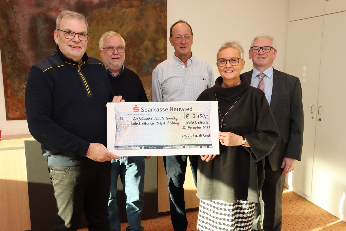 berreichten der Generaloberin der Waldbreitbacher Franziskanerinnen Schwester Edith-Maria Magar und Robert Frings (rechts), Mitglied des Vorstandes der Waldbreitbacher Hospiz-Stiftung, den Spendenscheck in Hhe von 3.150 Euro: Hans-Georg Kohl, Teamleiter MGV Altwied, Werner Velden, 1. Vorsitzender des MGV Segendorf, und Markus Barg, Geschftsfhrer des MGV Segendorf (von rechts). (Foto: Andrea Schulze)