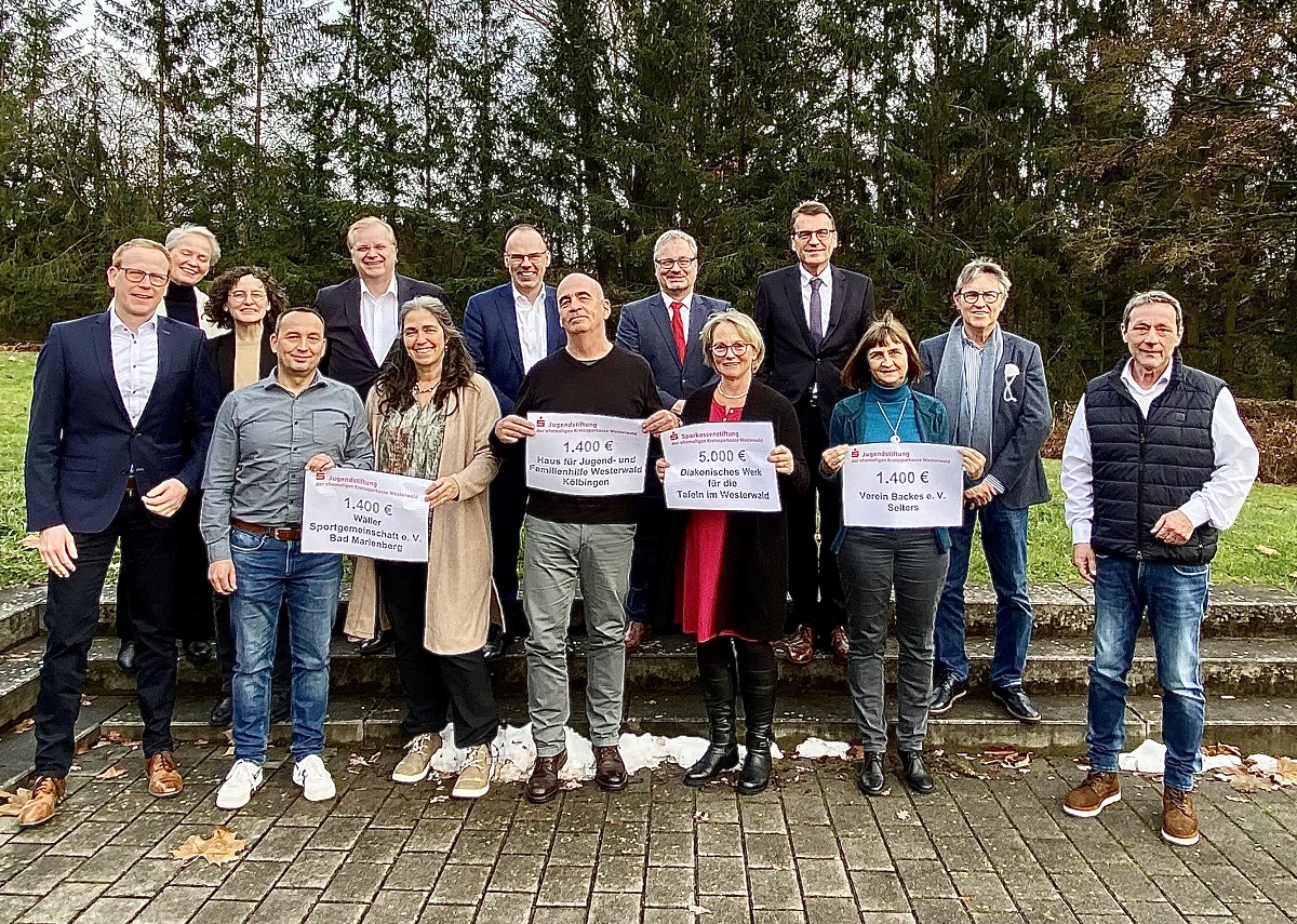 Die Kuratoriumsmitglieder, hinten von links: Markus Weber, Gabriele Wieland, Judith Rosenkranz, Andreas Stahl, Andreas Grg, Henning Kreckel, Dr. Andreas Reingen.
Vorne die Vertreter der Spendenempfnger von links: Markus Neeb und Marisa Zerella (Wller Sportgemeinschaft e. V.), Detlef Gsel (Leiter Haus fr Jugend und Familienhilfe Westerwald), Petra Strunk (Diakonisches Werk/Tafeln), Sabine Helling-Hannuschke und Ulrich Bell (Backes e. V.) und Landrat Achim Schwickert (Vorsitzender des Kuratoriums). (Foto: privat)