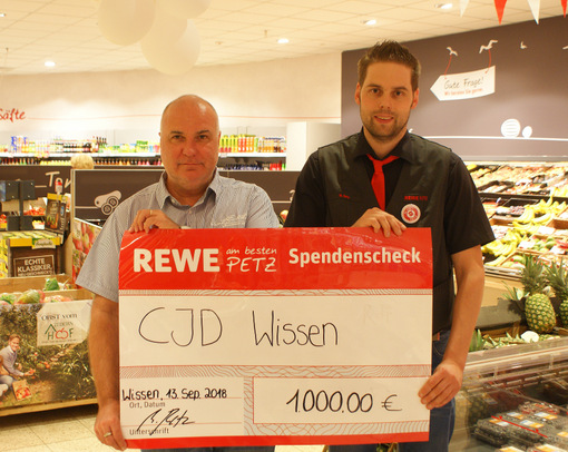 Marktleiter Manuel Betz (rechts) vom Rewe am besten Petz in Wissen bergab den symbolischen Scheck ber 1.000 Euro an Uwe Reinhardt, Abteilungsleitung Berufliche Bildung beim CJD in Wissen. (Foto: as) 