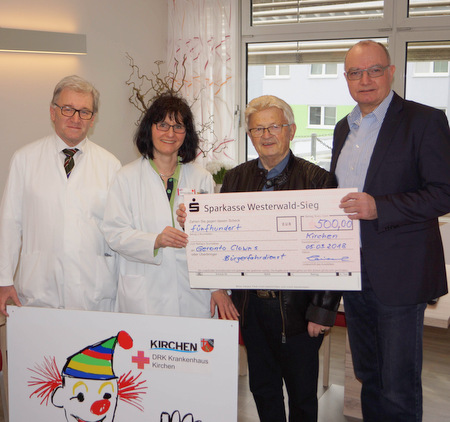 Mit der Spende des Kirchener Fahrdienstes werden neue Geronto-Clowns ausgebildet.  Oberarzt Gregor Blanke Oberarzt und Chefrztin Barbara Lindenbeck bedankten sich bei Helmut Ermert und Paul Eisel (von links). (Foto: DRK-Krankenhaus Kirchen) 