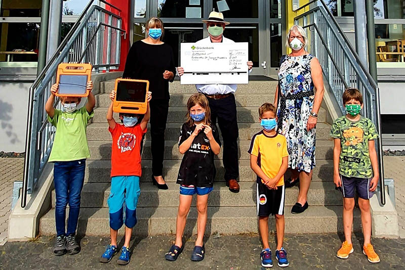 Oben von links nach rechts: Judith Barth Vorsitzende des Frdervereins, Johannes Hogeback Fraktionsvorsitzender der DvOE, Jutta Vollath-vom Hoff Ratsmitglied der DvOE. Unten: Kinder der Grundschule. Foto: privat
