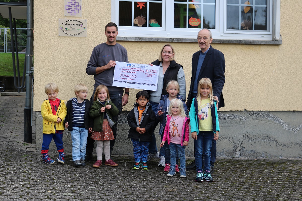 Von hinten links: Peter Massfeller, Julia Altgeld (Kita-Leitung) und der Evangelischen Pfarrer Frank Dnges. (Foto: privat)