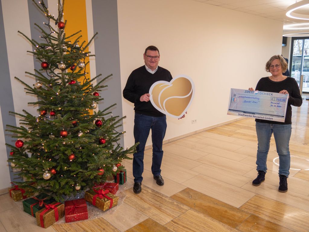 Spende statt Weihnachtskarten: SWN-Geschftsfhrer Stefan Herschbach bergab den Scheck an Antje Zimmer, Leiterin der Nachsorge des Bunten Kreises Mittelrhein. Foto: privat
