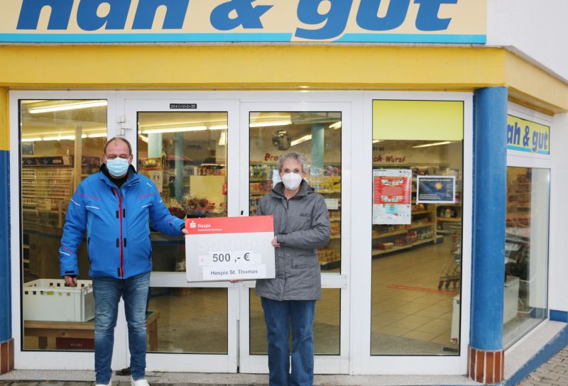 Kurz vor dem erneuten Lockdown konnte Johannes Blaum (l.) eine Spende von 500 Euro an Eva-Maria Hebgen (r.) berreichen. Foto: Dernbacher Gruppe Katharina Kasper

