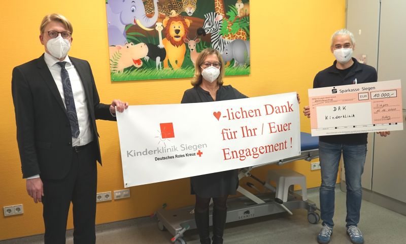 Von links: Klinik-Geschftsfhrer Dr. Martin Horchler, DRK Frauenverein Siegen Vorsitzende Sylvia Schrg und Oberarzt Dr. Benjamin Becker. Foto: DRK-Kinderklinik Siegen 