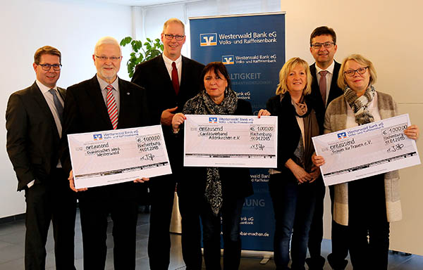 Andreas Tillmanns (Vorstand Westerwald Bank eG), Martin Fries (fr Westerwaldkreis Tafel), Wilhelm Hser (Vorstandssprecher Westerwald Bank eG), Barbara Boege (fr Caritasverband Altenkirchen e.V.), Marlies Donnhauser (fr Frauenhaus Westerwald), Markus Kurtseifer (Vorstand Westerwald Bank eG) sowie Barbara Metzger (vom Trgerverein Frauen fr Frauen e.V. des Frauenhauses Westerwald). (v.l.n.r.) Foto: WW-Bank