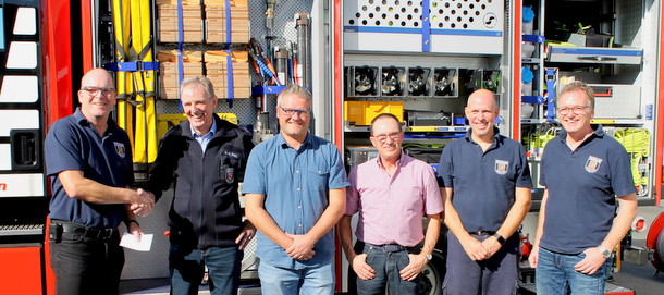 Der Vorsitzende des Frdervereins der Feuerwehr Hamm, Dirk Slzer (links), nimmt vom Hammer CDU-Vorsitzenden Karl-Ulrich Paul (2. von links) die Spende der bisherigen CDU-Fraktionen entgegen. Mit dabei: (von links) Rene Schrinner und Peter Merz von der CDU sowie Alexander Mller und Bernd Brenner vom Frderverein. (Foto: privat)